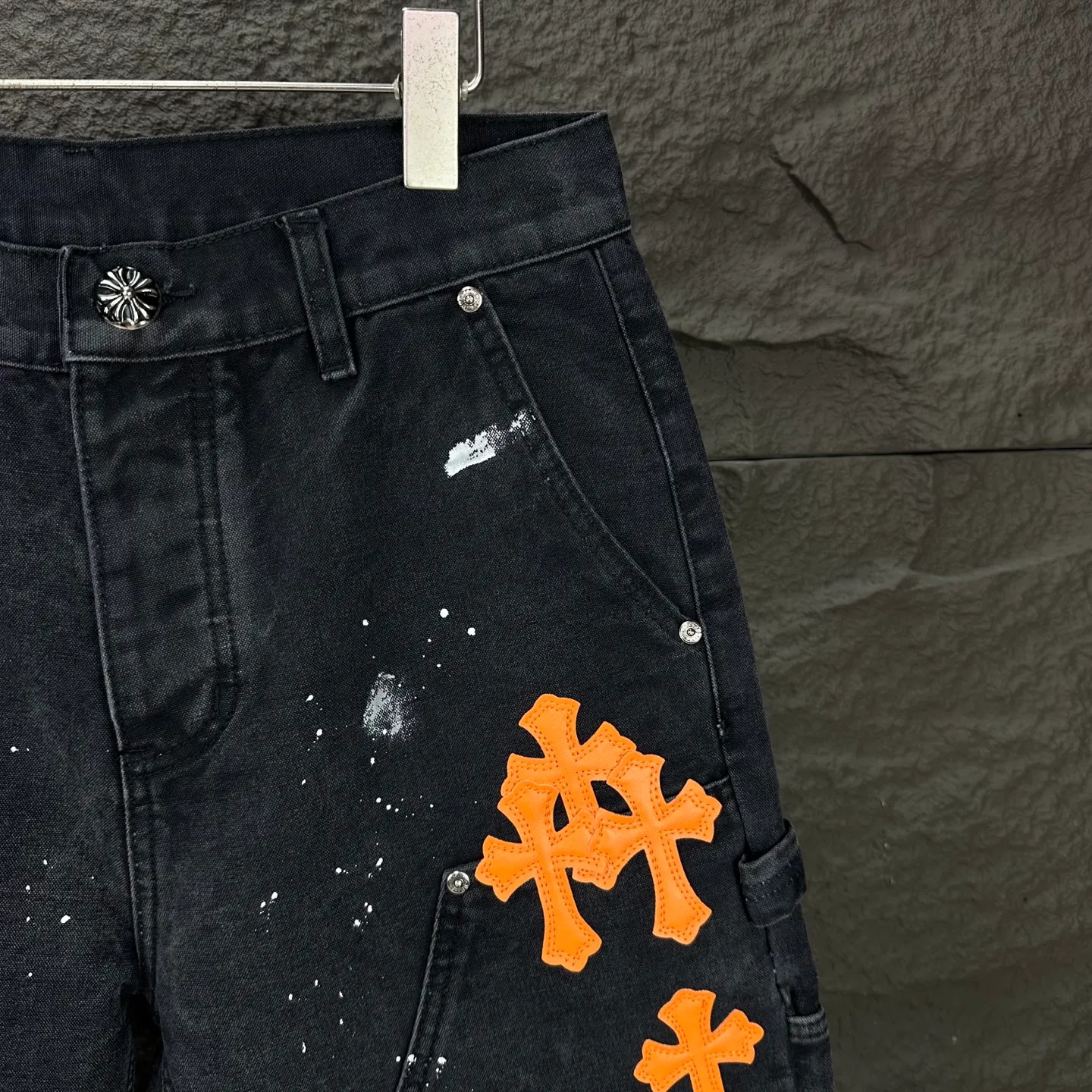 P240 GALLERY DEPT. & Croixin co-branded 2025 new limited edition spliced ​​splash-ink hand-painted orange cross patchwork couple style washed loose denim shorts 🔥High version🔥High version🔥 Original customized denim fabric, the same raw material denim fabric as the Internet celebrity star, full body splicing loose version, splash-ink hand-painted craftsmanship with multiple orange cross embroidery patchwork style designs, very high-end and stylish! The fabric feels very comfortable and these denim shorts are super versatile and look great! ! Complete three standards, same style for men and women 👫A must-have item for everyone Color: black, khaki Size: 28, 30, 32, 34, 36 (five sizes)